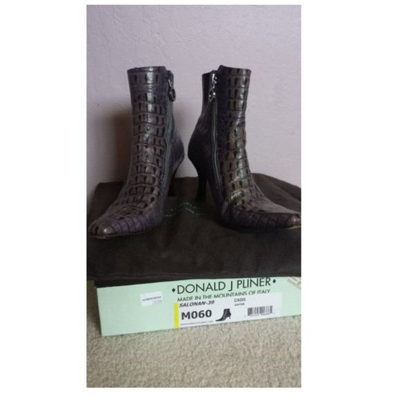 Donald J. Pliner Purple Gator Embossed Ankle Boots Size 6 - Picture 3 of 3